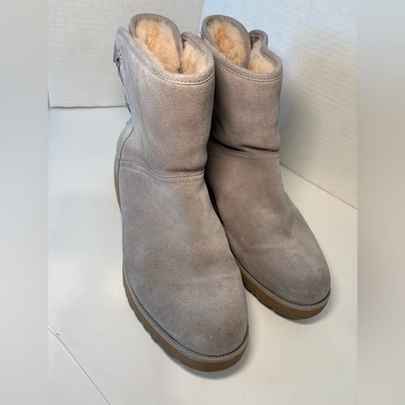 UGG CLASSIC MINI DREW SUNSHINE PERF SEAL BOW ANKLE BOOT - Picture 12 of 16